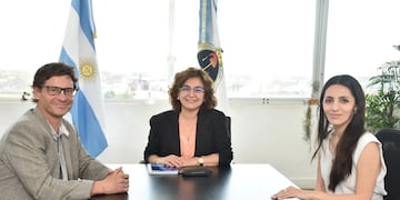 Escuelas jujeñas podrían ingresar a programas educativos de Ledesma. Al respecto dialogaron la ministra de Educación, Miriam Serrano, y el jefe de Relaciones con la Comunidad de Ledesma, Vicente Amadeo, en reunión en la que participó la consultora Belén Castro.