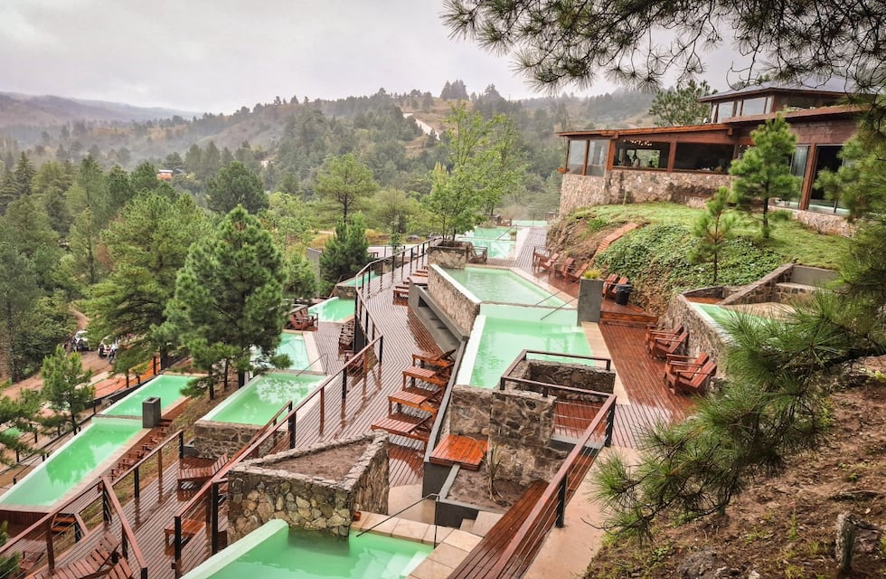 Aguas “termales” en 22 piletas: una nueva propuesta que abrió sus puertas en Córdoba