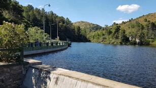 Un restaurante con una vista privilegiada a uno de los diques de Córdoba.