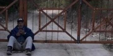 Un albañil de 62 años debió instalarse en el ingreso del lugar luego de que le impidieran retirar su herramientas.