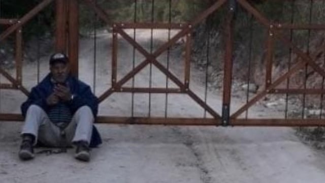 Un albañil de 62 años debió instalarse en el ingreso del lugar luego de que le impidieran retirar su herramientas.