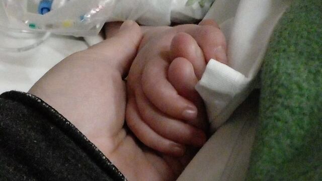 Catalina está grave y su mamá vende rifas para seguir acompañándola