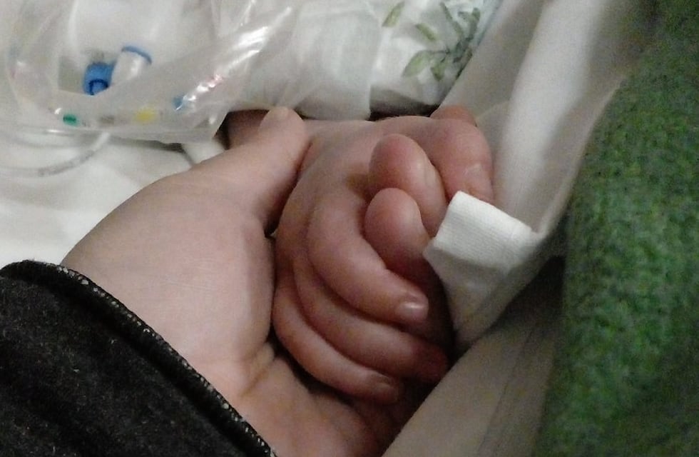 Cata está grave y su mamá vende rifas para seguir acompañándola