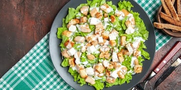 Tu ensalada favorita convertida en pizza: cómo preparar esta comida en simples pasos