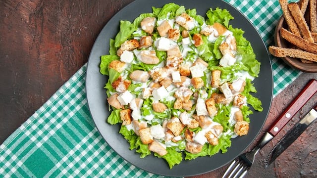 Tu ensalada favorita convertida en pizza: cómo preparar esta comida en simples pasos