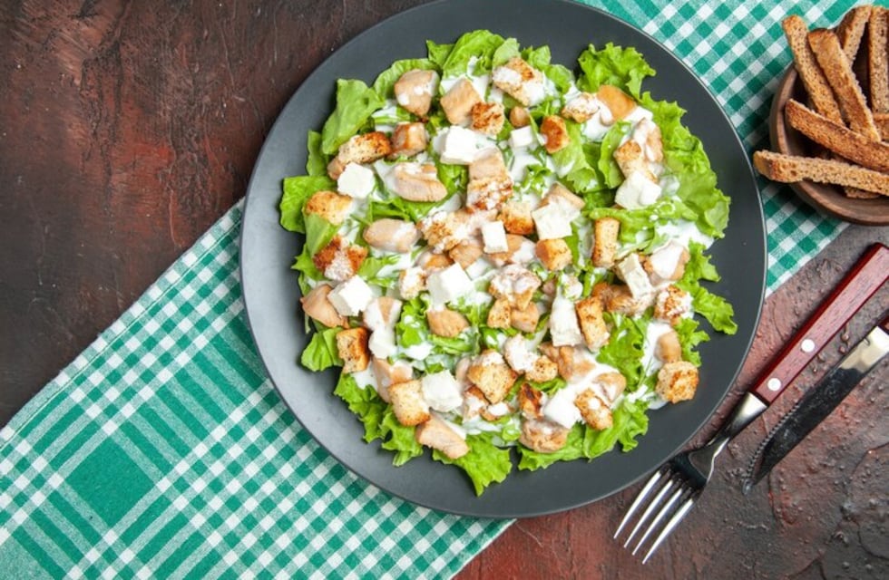 Tu ensalada favorita convertida en pizza: cómo preparar esta comida en simples pasos