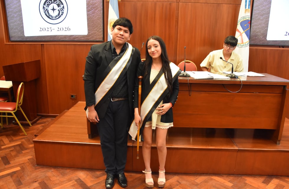 Con banda y bastón de mando, la Federación de Centros de Estudiantes de Jujuy tiene nueva presidenta