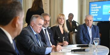 Firmó acuerdos con Asociación de Empresarios del Transporte Automotor de Tucumán (AETAT) y las universidades.