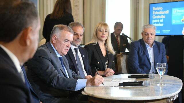 Firmó acuerdos con Asociación de Empresarios del Transporte Automotor de Tucumán (AETAT) y las universidades.