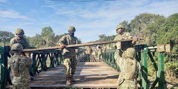 El puente se instala en la zona del camping Pirayú en Piedras Blancas