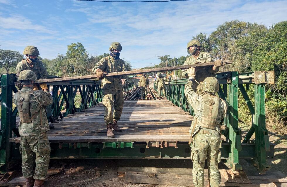 Personal militar trabaja en la colocación de un puente Bailey en Piedras Blancas