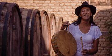 La artista de 52 años es de las primeras y únicas bagualeras trans del país, pero todavía no puede vivir de la música.