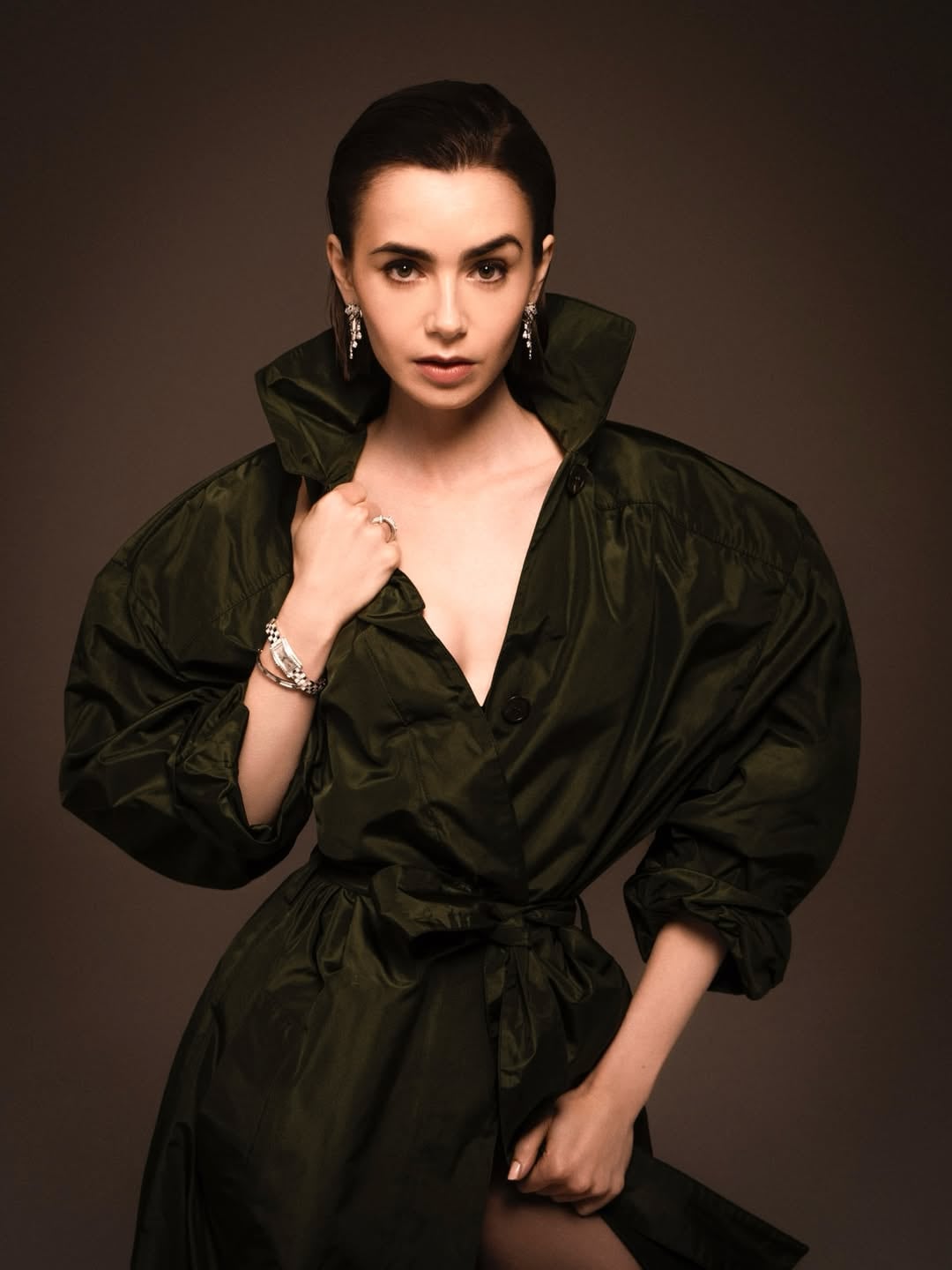 Lily Collins, la actriz de Emily in Paris, sorprendió con un look total black de cuero y marcó tendencia