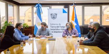 El gobernador Melella firmó acuerdos para promover mano de obra local