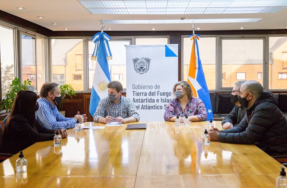 El gobernador Melella firmó acuerdos para promover mano de obra local