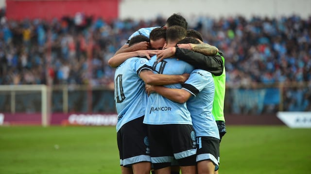 Todos abrazan a Susvielles, autor del 1 a 0 de Belgrano ante Estudiantes LP. (Nicolás Bravo / La Voz).