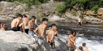 El rio San Antonio en Carlos Paz con turistas en el primer fin de semana del año