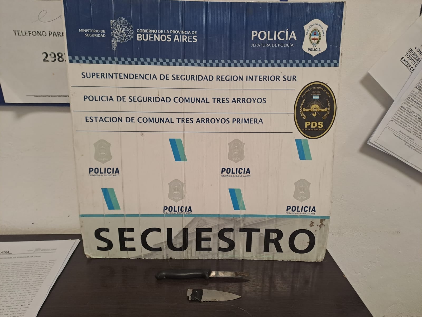 prehendido por amenazar con un cuchillo a una persona con la que tenía restricción de acercamiento