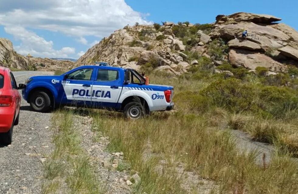 Un turista vandalizó el camino de las Altas Cumbres y lo obligaron a limpiar las pintadas