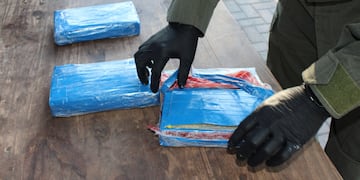 Gendarmes inspeccionaron un transporte de pasajeros en Córdoba y hallaron más de tres kilos de cocaína.