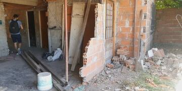 Así quedó la vivienda destruida tras el impacto del auto.