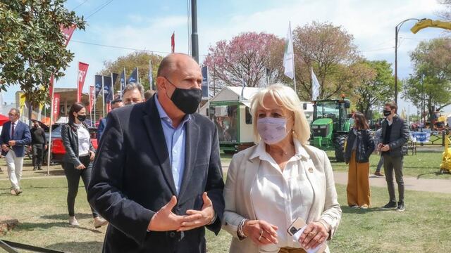 Omar Perotti y Norma Bessone, presidenta de la Sociedad Rural de Rafaela