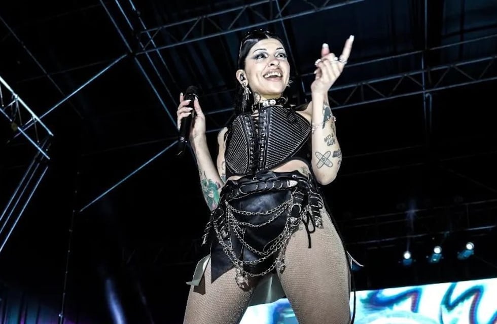 Cazzu bailó como stripper junto a una fan durante su show en Chaco