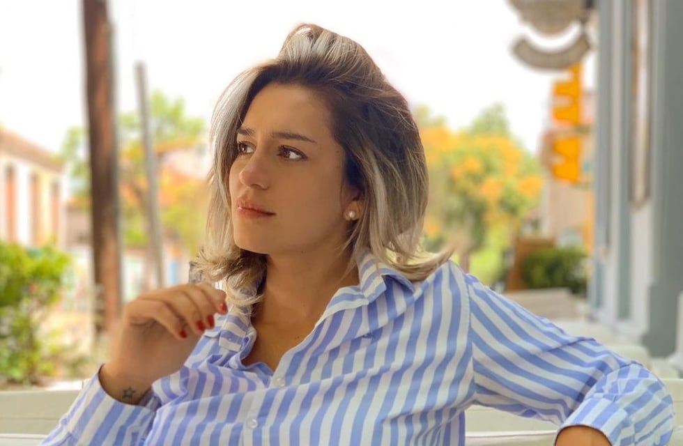 Cande Correa, la exconcejal fit, posó de espaldas a la cámara en una microbikini negra