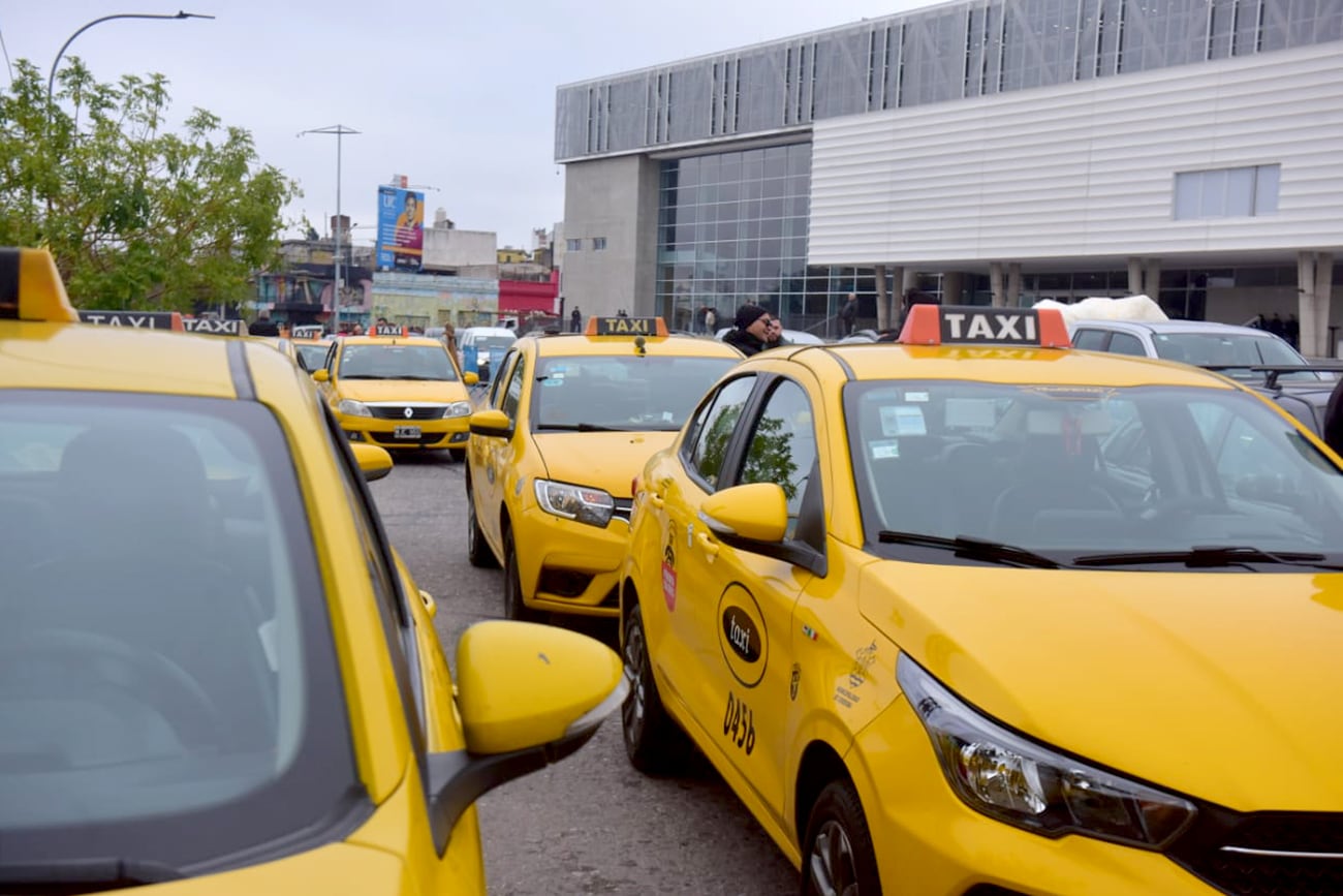 Taxistas y remiseros, agrupados en diversas organizaciones, protestan frente al Concejo Deliberante de la ciudad de Córdoba. (José Gabriel Hernández / La Voz)