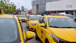 Taxistas y remiseros protestaron frente al Concejo Deliberante de la ciudad de Córdoba. (José Gabriel Hernández / La Voz)