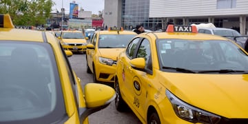 Taxistas y remiseros protestaron frente al Concejo Deliberante de la ciudad de Córdoba. (José Gabriel Hernández / La Voz)