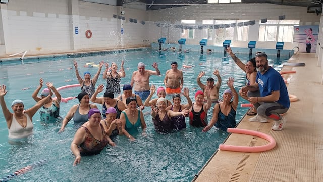 Punta Alta: continúan las clases gratuitas de natación a niños y adultos mayores
