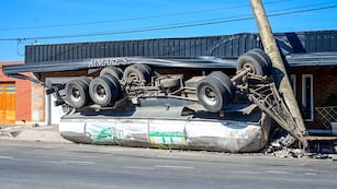 El camión cisterna impactó un auto y un poste de luz, dejando un muerto y a un pueblo de Córdoba sin servicio eléctrico.
