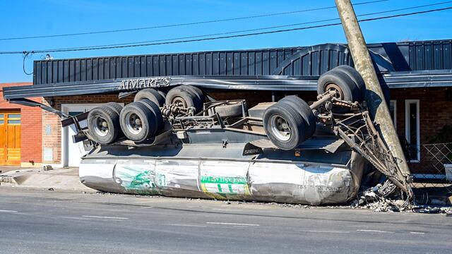 El camión cisterna impactó un auto y un poste de luz, dejando un muerto y a un pueblo de Córdoba sin servicio eléctrico.