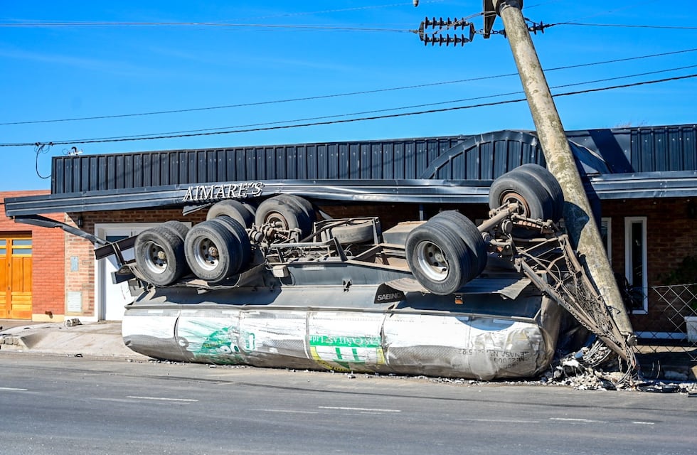 Un camionero dejó sin luz a un pueblo de Córdoba producto de un choque fatal