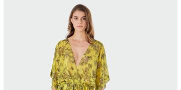 Los vestidos escotados en forma de V sin dudas son una prenda que a cualquiera le queda bien y no pasa de moda.