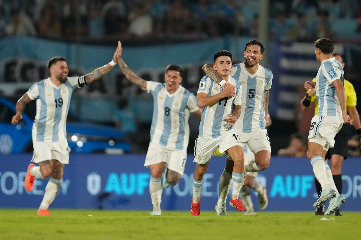 Thiago Almada (11) celebra tras marcar el primer gol de Argentina ante Uruguay durante el partido de las eliminatorias del Mundial, el viernes 21 de marzo de 2025, en Montevideo. (AP Foto/Matilde Campodónico)