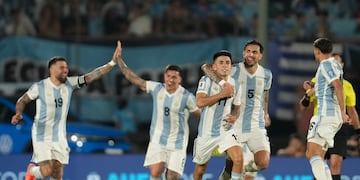 Thiago Almada (11) celebra tras marcar el primer gol de Argentina ante Uruguay durante el partido de las eliminatorias del Mundial, el viernes 21 de marzo de 2025, en Montevideo. (AP Foto/Matilde Campodónico)