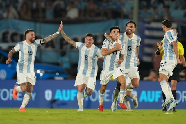 Thiago Almada (11) celebra tras marcar el primer gol de Argentina ante Uruguay durante el partido de las eliminatorias del Mundial, el viernes 21 de marzo de 2025, en Montevideo. (AP Foto/Matilde Campodónico)