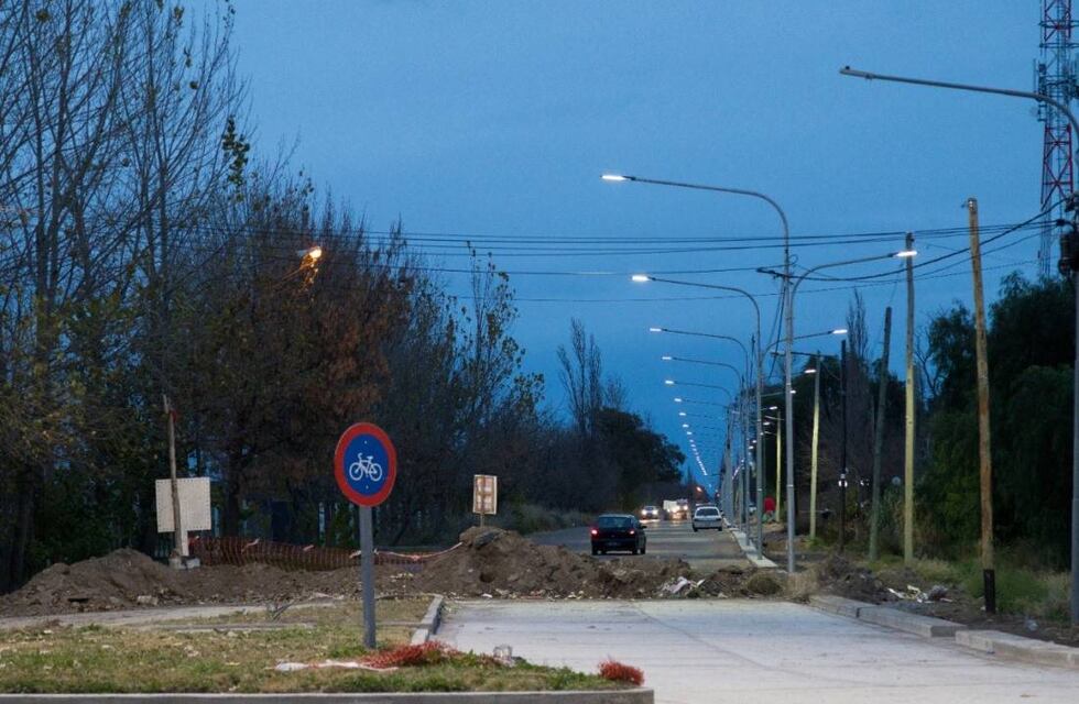 Comenzaron con la colocación de luminarias led en el acceso este a San Rafael