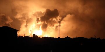 En la imagen, explosiones causadas por ataques aéreos israelíes sobre el norte de la Franja de Gaza, el 27 de octubre de 2023.