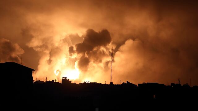 En la imagen, explosiones causadas por ataques aéreos israelíes sobre el norte de la Franja de Gaza, el 27 de octubre de 2023.