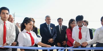 Alumnos del Colegio Secundario N° 41 de Santo Domingo, en el corte simbólico de cintas para dejar inaugurado el nuevo edificio, acompañados por el gobernador Morales y el ministro Sadir.