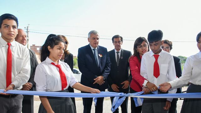 Alumnos del Colegio Secundario N° 41 de Santo Domingo, en el corte simbólico de cintas para dejar inaugurado el nuevo edificio, acompañados por el gobernador Morales y el ministro Sadir.