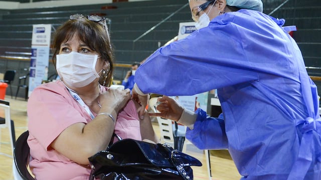 . Esta medida apunta a personas mayores de 60 años y al personal de salud.