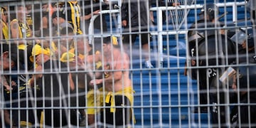 La Policía de Santa Fe reprimió a los simpatizantes del Manya antes del encuentro.