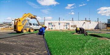 Colocan césped sintético en canchas de Ushuaia y Río Grande