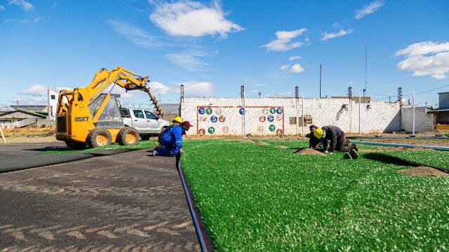 Colocan césped sintético en canchas de Ushuaia y Río Grande