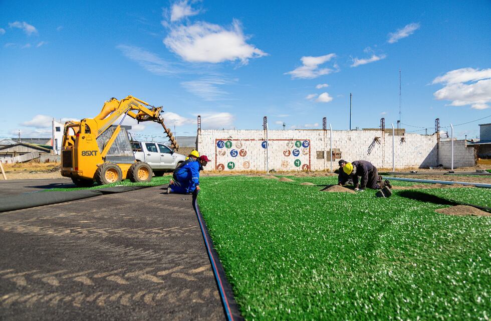 Colocan césped sintético en canchas de Ushuaia y Río Grande