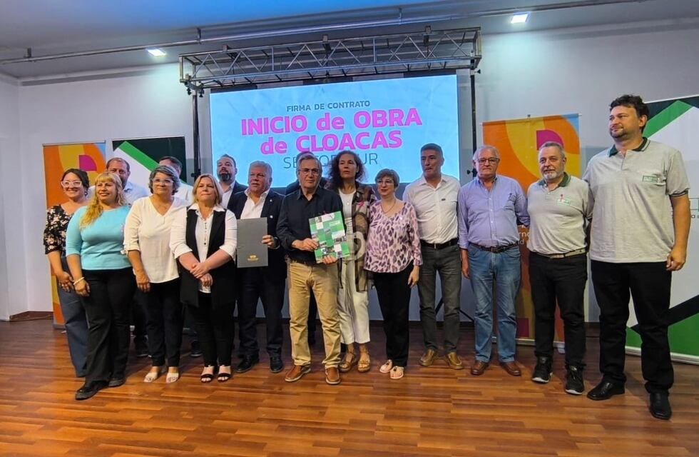 Arroyito sigue dando grandes pasos, se firmó el contrato que da inicio a la obra de cloacas en el sector sur